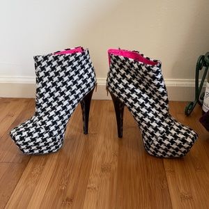 Betsy Johnson Herringbone Booties